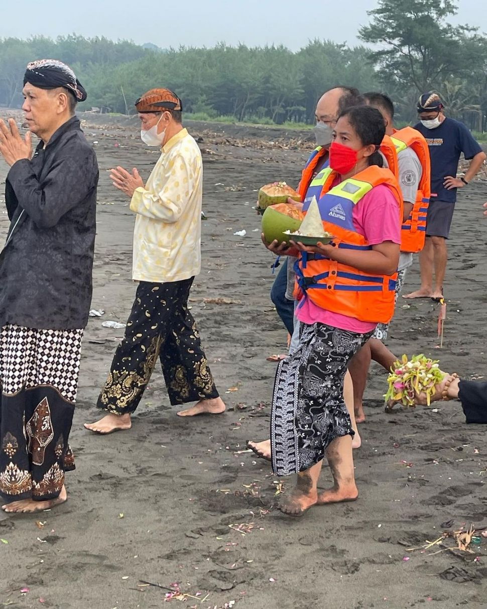 Usai Mandalika, Rara Pawang Hujan Kini Temui Nyi Roro Kidul di Pantai Srandil