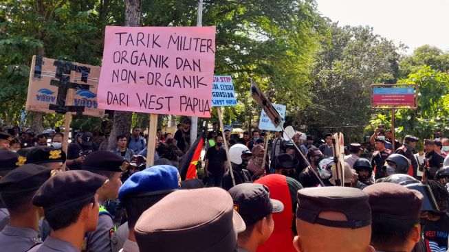 may-day-aksi-mahasiswa-papua-di-bali-mentok-di-lengan-kepolisian-papua-merdeka