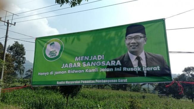 Spanduk Ridwan Kamil Moal Dipilih Deui, Dibentangkan Warga Garut Akibat Jalan Rusak