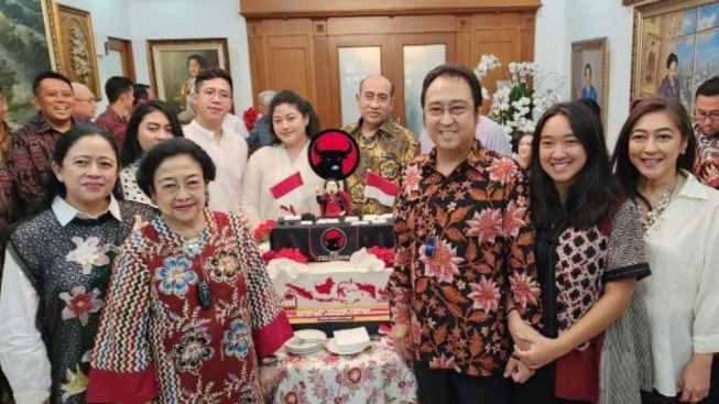Megawati Soekarnoputri Ulang Tahun ke-76, Berikan Potongan Kue kepada Tiga Tokoh Ini 