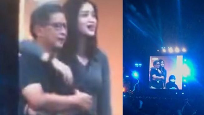Terciduk! Rocky Gerung Dirangkul Wanita Muda Saat Nonton Konser Dewa 19