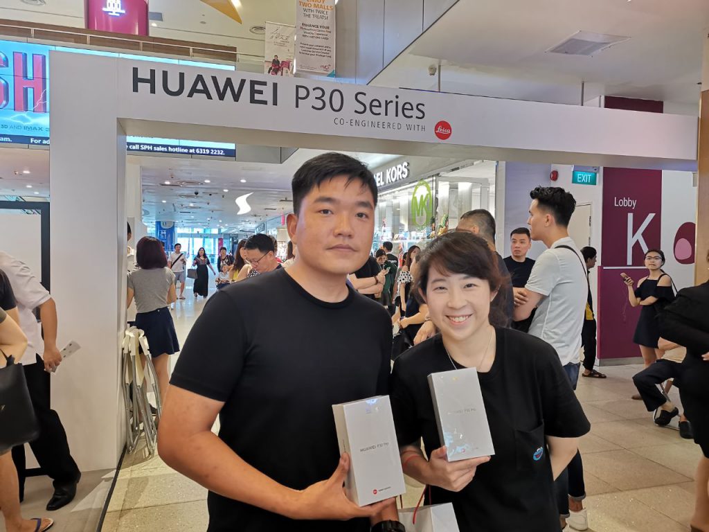 Demi Huawei P30, Pembeli Singapura Antri Dari Malam Hingga Siang