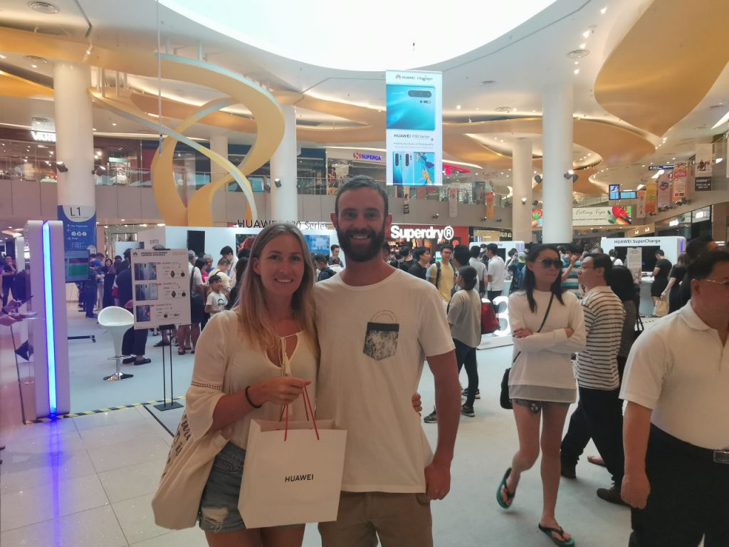 Demi Huawei P30, Pembeli Singapura Antri Dari Malam Hingga Siang