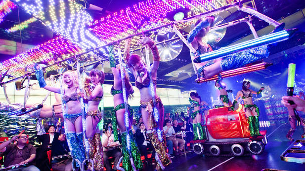 Digoda Robot dan Wanita Seksi di Restoran Jepang