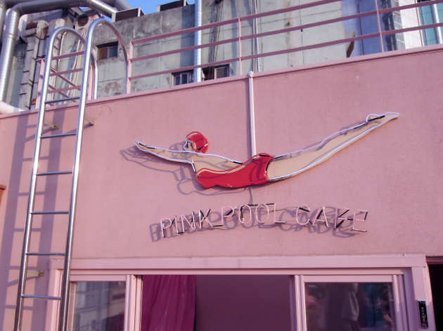 Nge-Pink Banget Kafe Ini