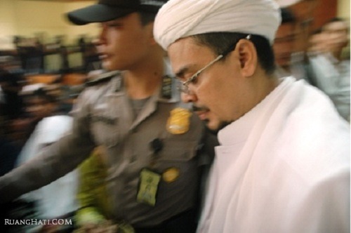 &#91;Imam Besar&#93; Majalah dan VCD Porno Ditemukan di Rumah Habib Rizieq 