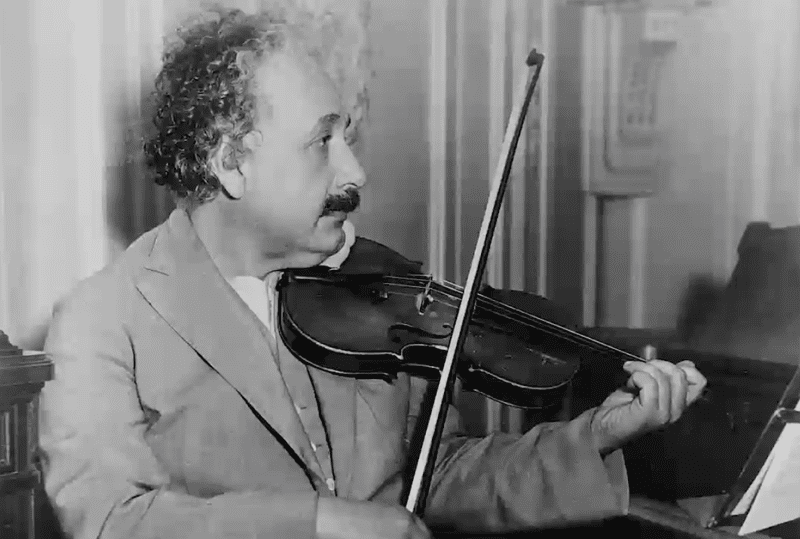 7 Kebiasaan Nyeleneh Albert Einstein Yang Katanya Mencerdaskan Otak