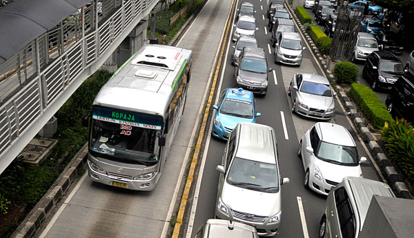 Kronologi Supir Mobil Mewah Pukul Petugas TransJ