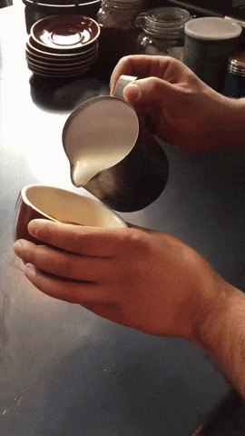 seorang-barista-membuat-latte-art-langsung-di-mulut-peminumnya-hasilnya-memukau