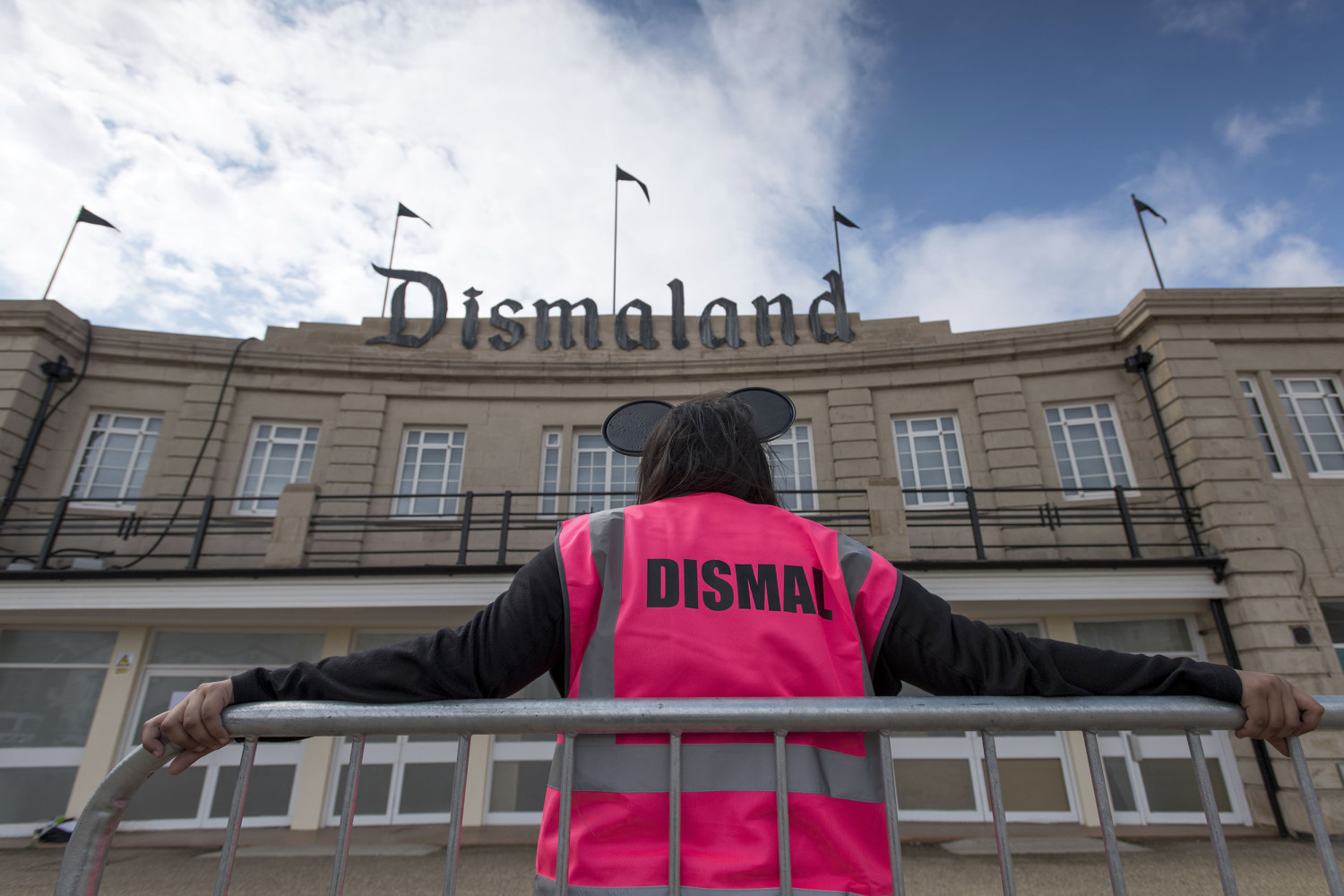 Inilah Taman Bermain Dismaland ketika DIsneyland Berubah menjadi tempat yang suram