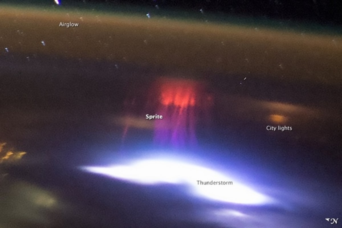 Red Sprite, Fenomena Alam menyerupai Alien Cumi-Cumi Raksasa diangkasa.