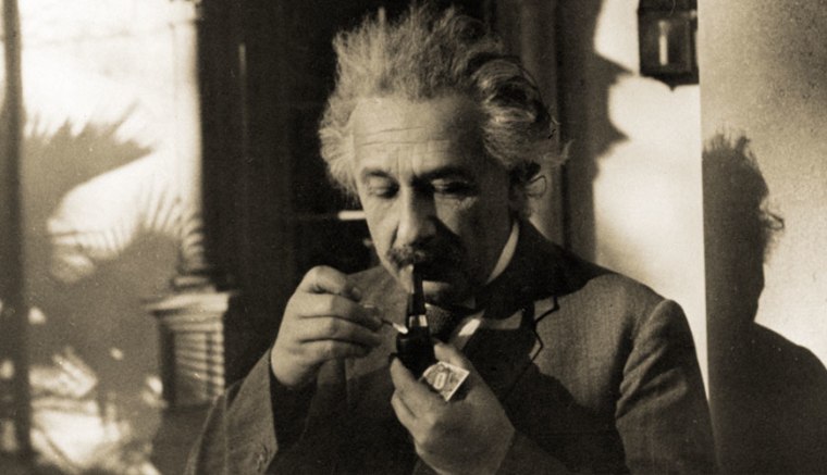 7 Kebiasaan Nyeleneh Albert Einstein Yang Katanya Mencerdaskan Otak