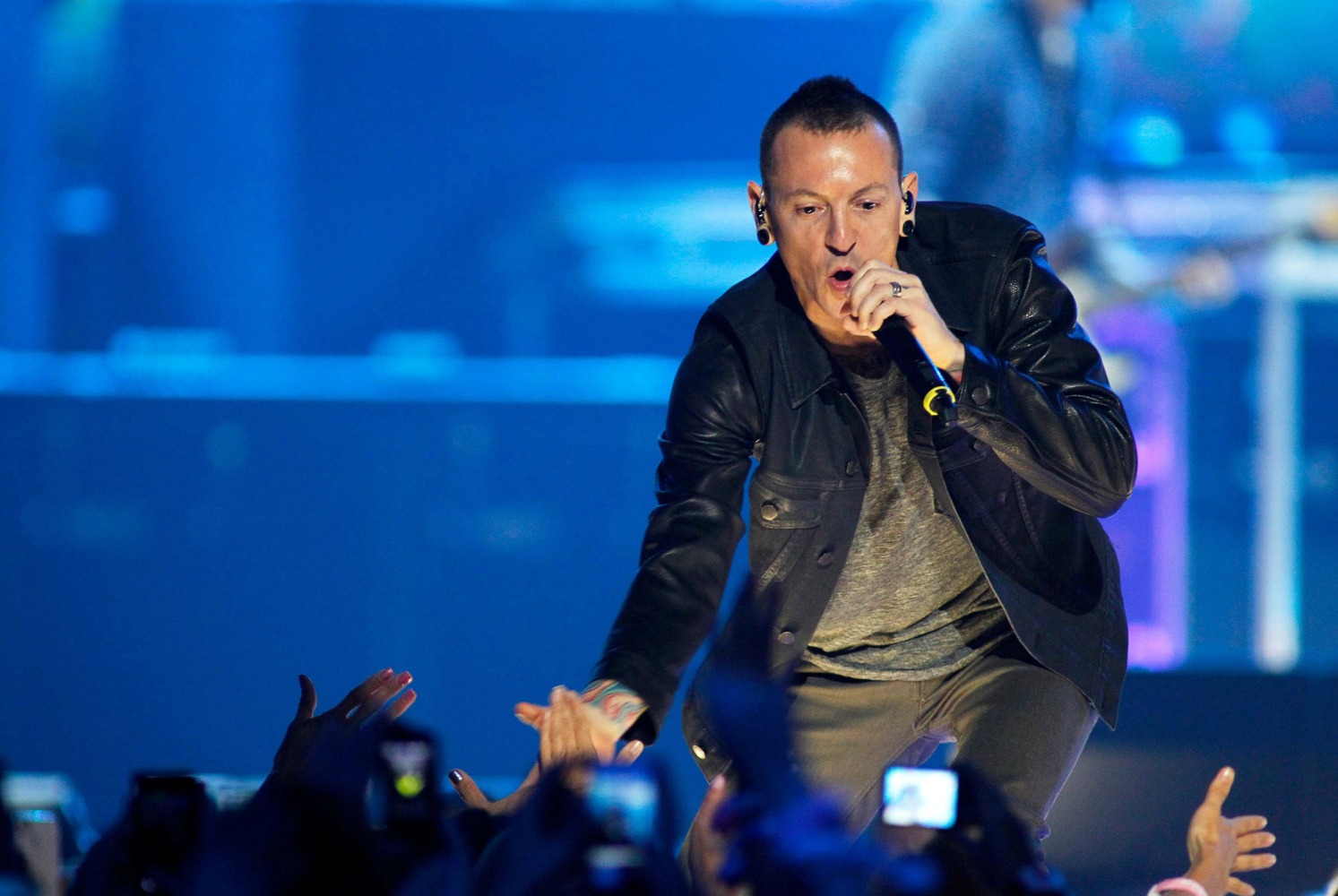 Firasat Kematian Chester Bennington dalam Lagunya