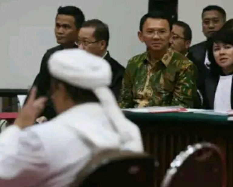 Sidang Ke-12: Baju Kotak-Kotak Lelah, Ahok Pucat, Habib Rizieq Tegas