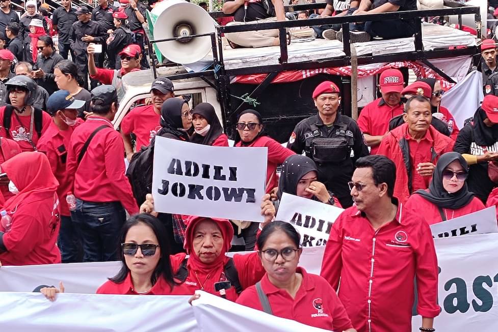 Massa Pendukung Hasto Kristiyanto Bawa Spanduk Adili Jokowi Gibran Bobby