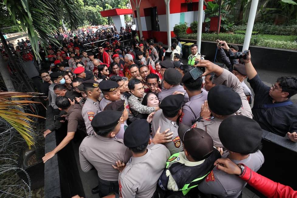 Massa Pendukung Hasto Kristiyanto Bawa Spanduk Adili Jokowi Gibran Bobby