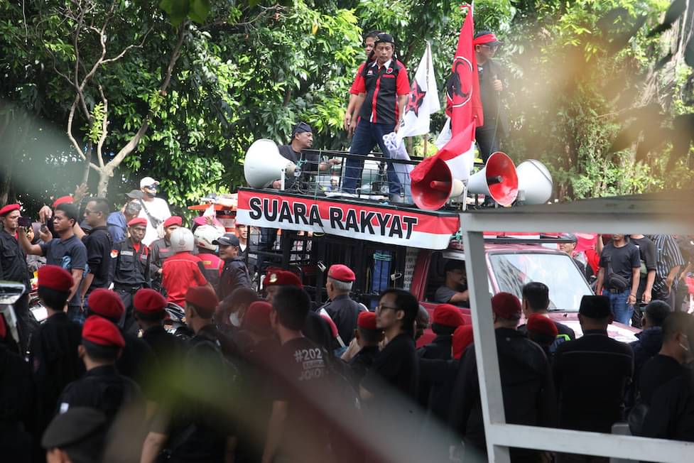 Massa Pendukung Hasto Kristiyanto Bawa Spanduk Adili Jokowi Gibran Bobby