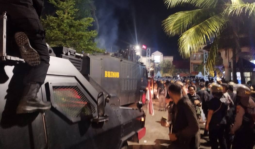 Lagu Bob Marley Iringi Mundurnya Demonstran Penolak UU TNI dari Gedung DPRD DIY