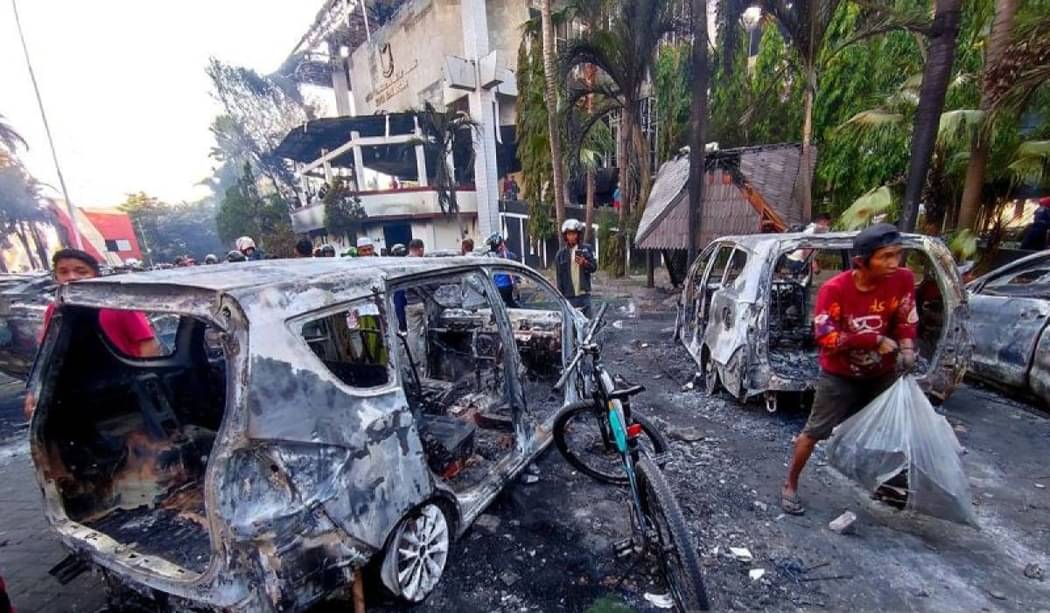 Warga Jarah Barang-Barang di Kantor DPRD Makassar