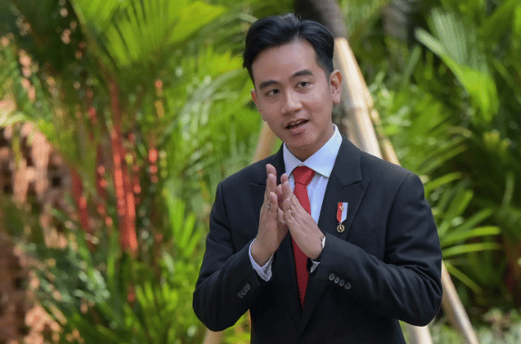 ferry-irwandi-dikritik-dpr-wapres-gibran-kasih-pujian-soal-donasi-rp10-miliar