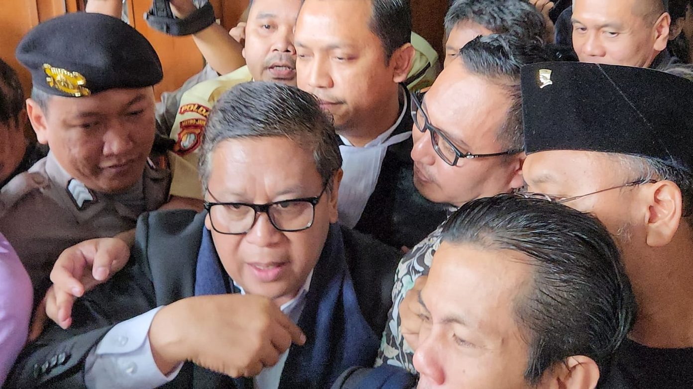 Hasto Kutip Ayat Al-Qur’an dan Alkitab saat Bacakan Eksepsi di Sidang Pengadilan
