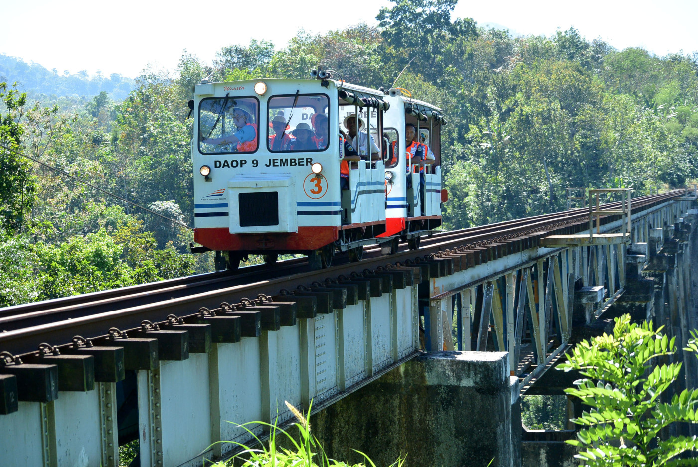 Keindahan Alam dari Balik Jendela Kereta