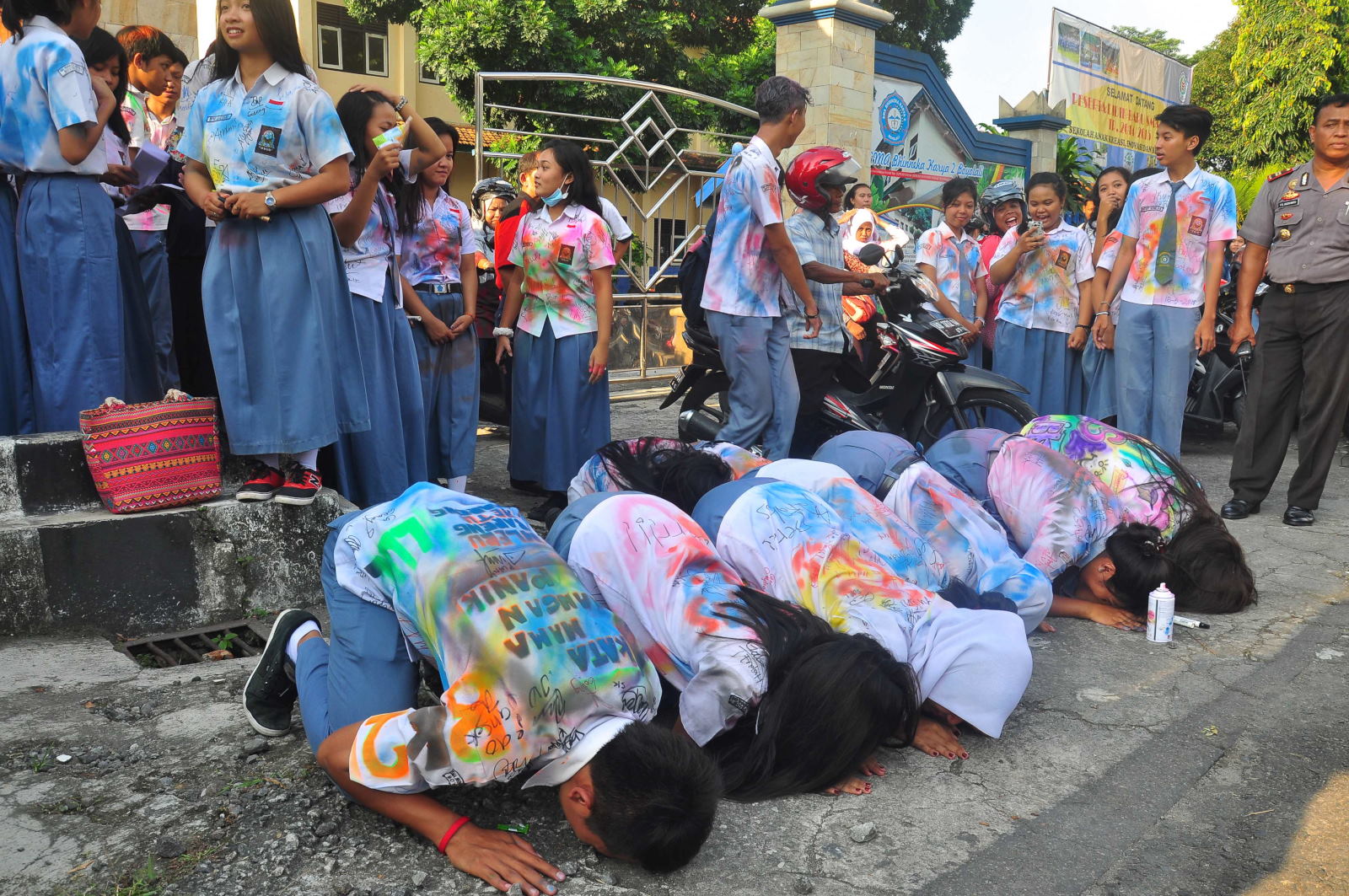 Siswa Melakukan Hal Tak Pantas Saat Kelulusan, Layakkah Di Luluskan?