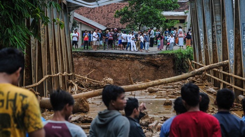 banjir-bandang-di-lebak-banten-bpbd-catat-20-jembatan-putus