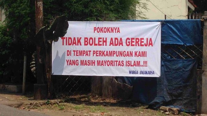 7 Spanduk Penolakan Gereja Terpasang Di Jalan Jagakarsa, Jakarta Selatan