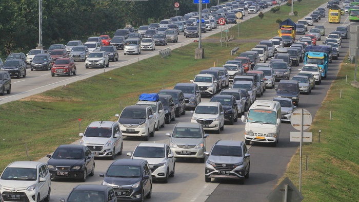 nestapa-pemudik-yang-terjebak-macet-saat-arus-balik-lebaran-2019