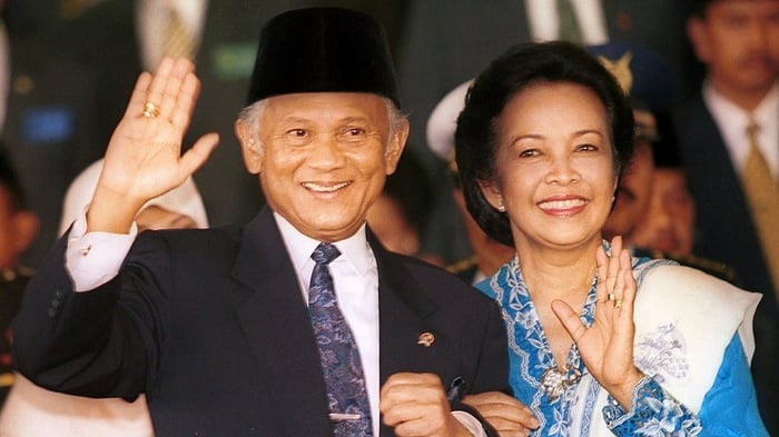 Tidak Ada Yang Seabadi Kisah Cinta &amp; Sejarah Pembebasan Timor Timur Eyang Habibie