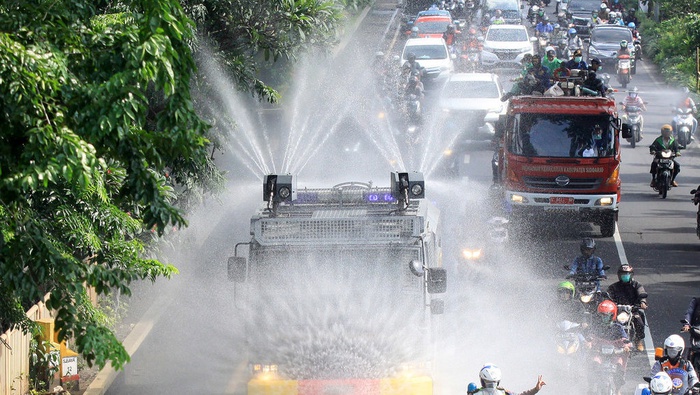 Mempertanyakan Efektivitas 'Disinfektan Water Cannon' ala Polisi 