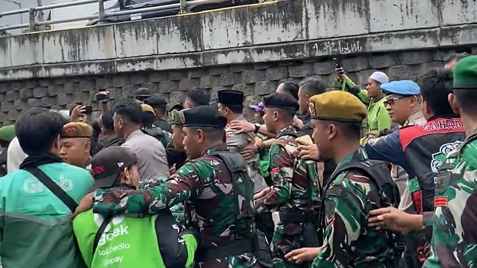 Hadiri Pemakaman Affan, Kapolda Metro Diamuk & Diarak Massa Ojol