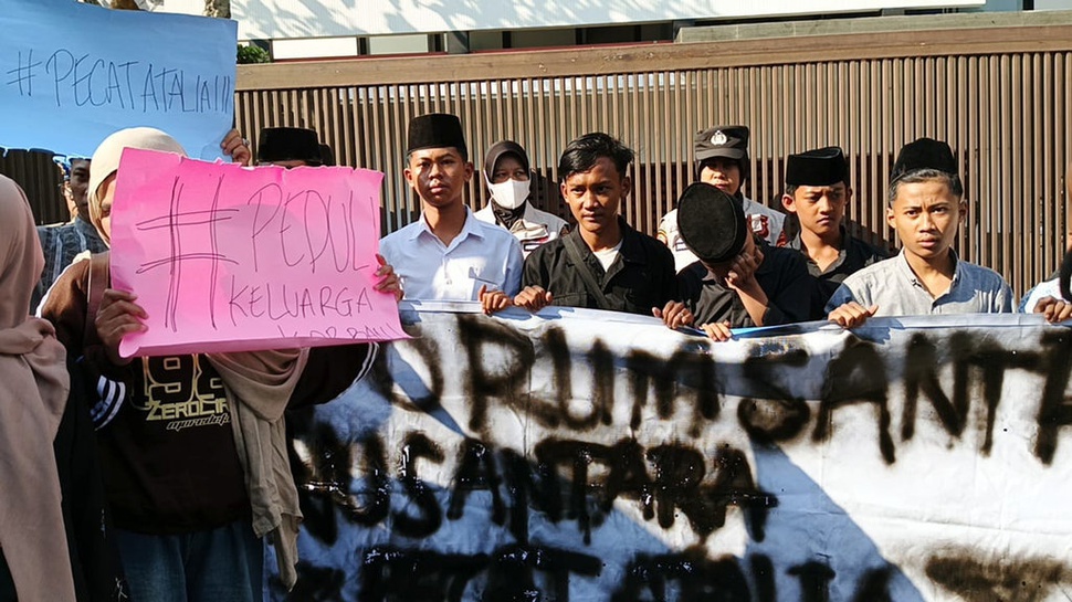  Rumah RK Digeruduk usai Pernyataan Atalia soal Ponpes Al-Khoziny