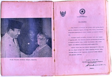 (10 November) Aku akan tetap dengan rakyat Indonesia, kalah atau menang.
