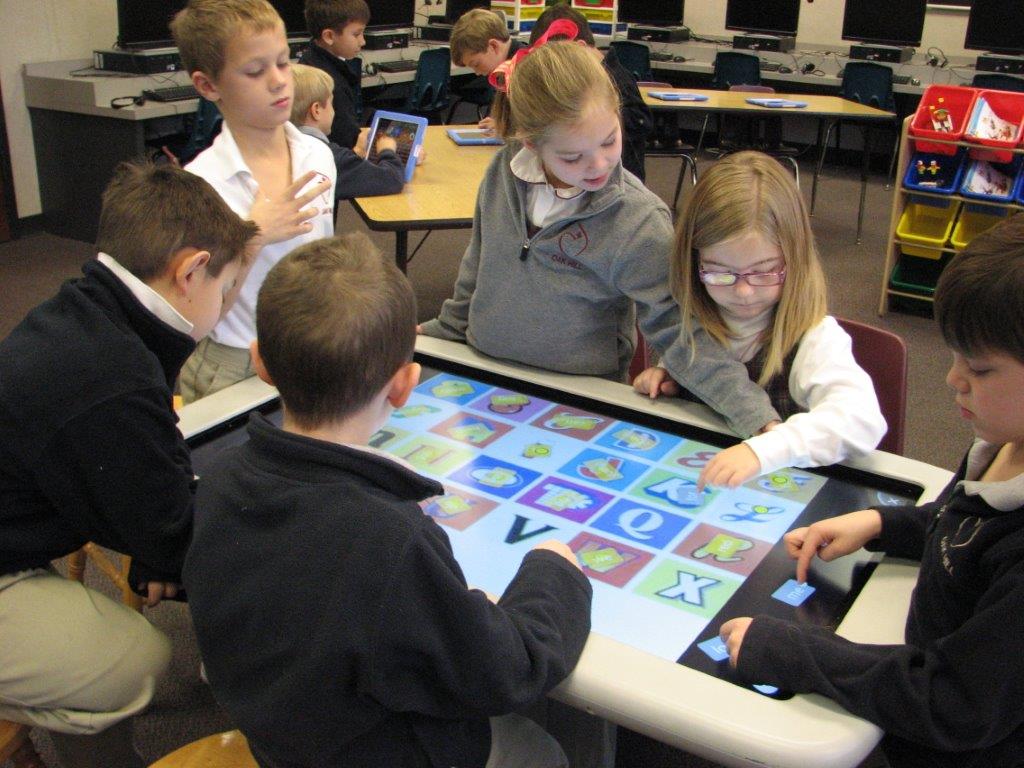 Keunggulan dan Manfaat Media Smart Table untuk 5 Industri yang Berbeda