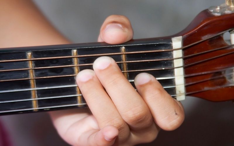 sista ingin bisa bermain gitar? yuk ikuti tips sederhana ini