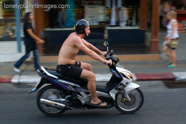 Fakta Turis Bule sewa motor, berbahaya, gak tau aturan & ugal ugalan di Bali