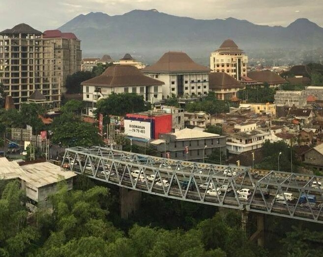 Ternyata bukan HOAX: Jembatan di Malang itu memang melengkung 20,8 cm dari aslinya!