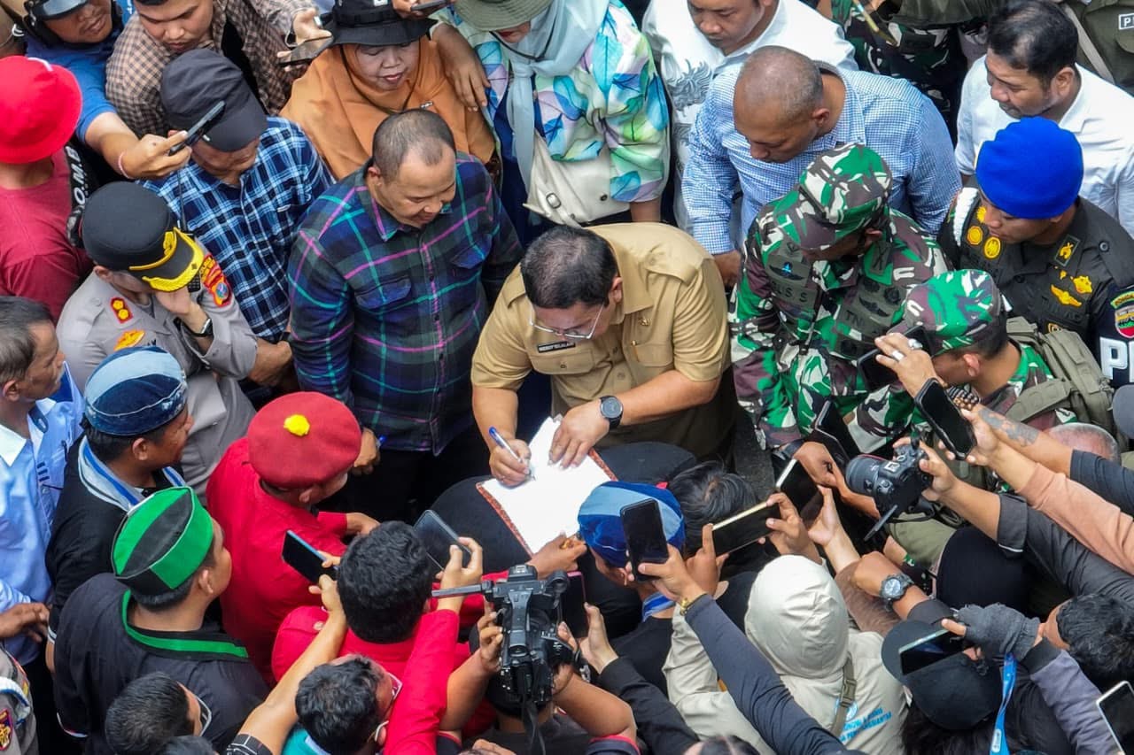 Unjuk Rasa di DPRD Siantar Berujung Ricuh, Massa Aksi Jarah Pagar dan Lempari Polisi