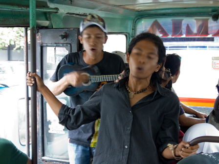 Aneh tapi Nyata! Tipe-tipe Pengamen Cuma Ada di Indonesia, Nomer 3 Tatapan Intimidasi