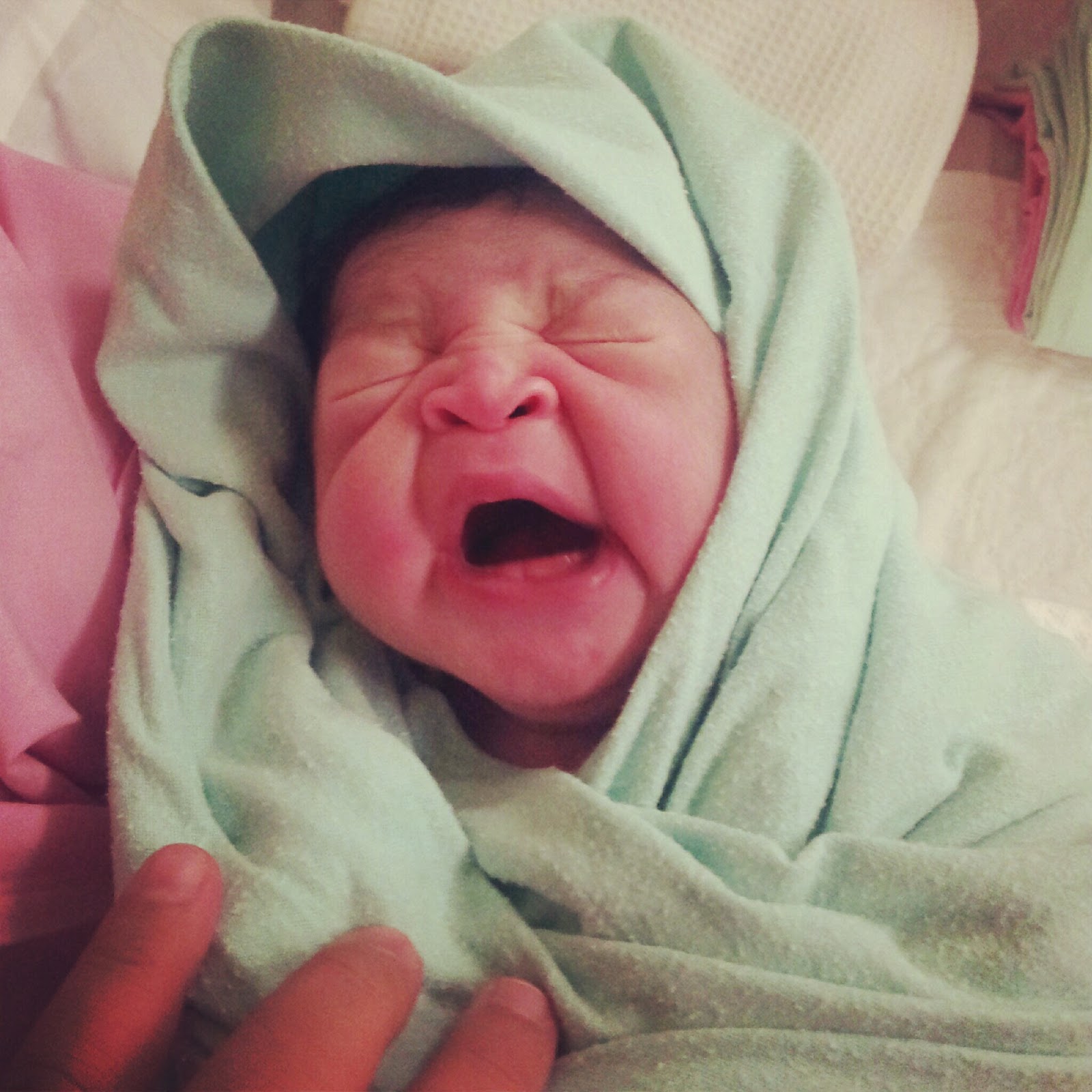 agan sering bingung kalo anak bayi agan lagi nangis ? sini ane bantu gan 