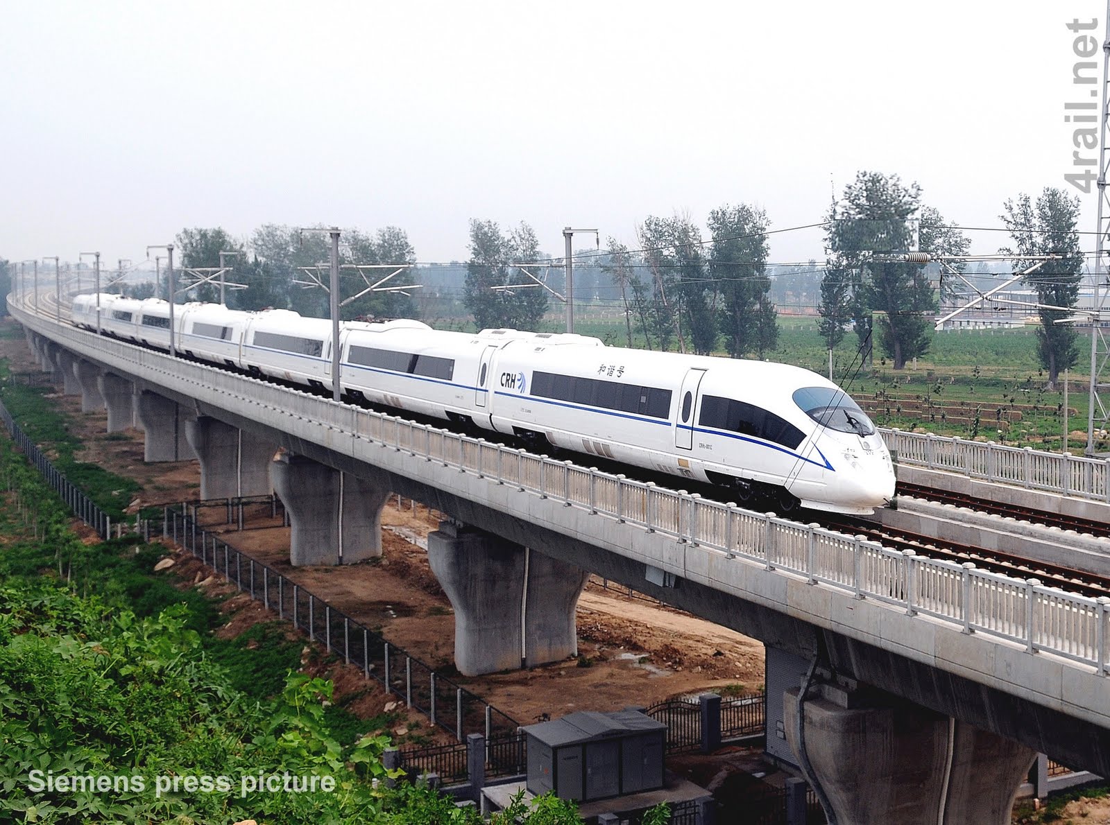 Suka Duka Tinggal dekat Rel Kereta 