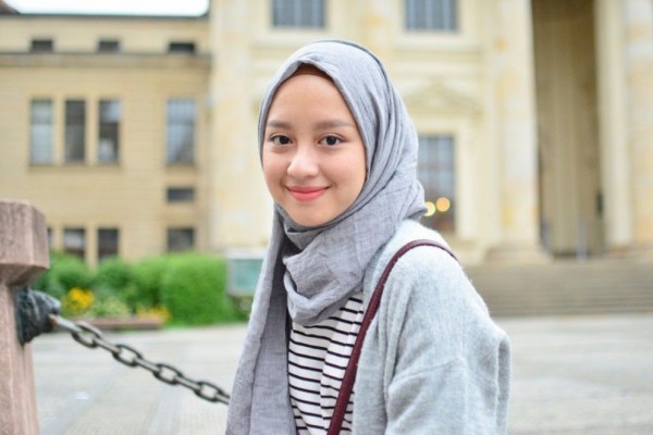 INI DIA 3 HIJABERS PENULIS MUDA YANG PINTAR BERBAHASA ASING