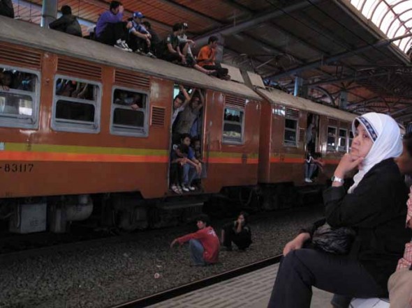 Kereta Bermasalah Distasiun UI, Belasan Kereta Tertahan Hingga 3 jam
