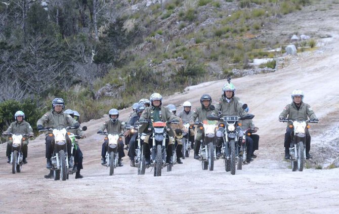 Pantau Jalan Trans Papua,Presiden Jokowi Naik Motor