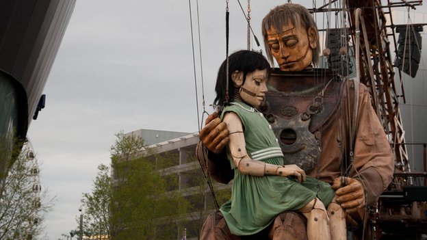 Royal de Luxe : Teater raksasa meniupkan kehidupan baru ke Nantes