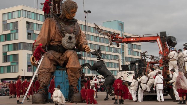 Royal de Luxe : Teater raksasa meniupkan kehidupan baru ke Nantes