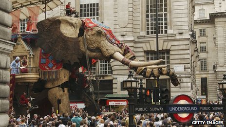 Royal de Luxe : Teater raksasa meniupkan kehidupan baru ke Nantes