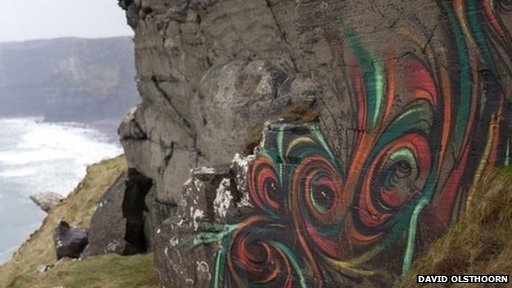 Grafiti Hipster Prancis di Tebing Irlandia